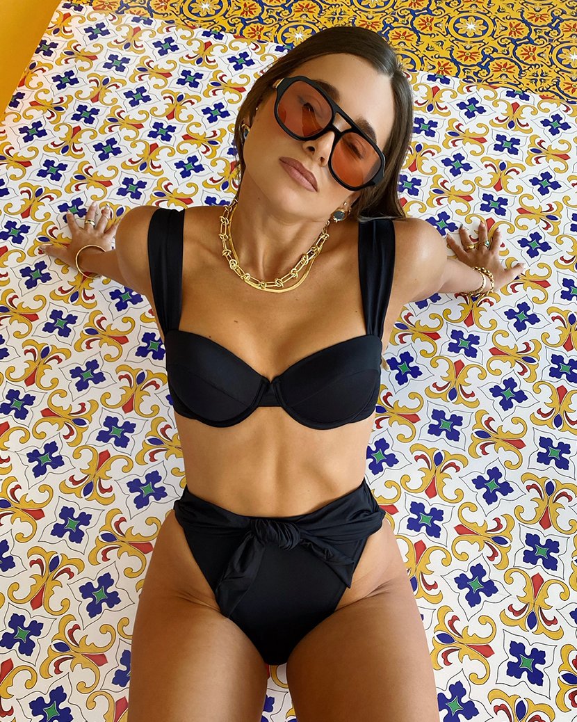 Claudia Black Bikini – Parea